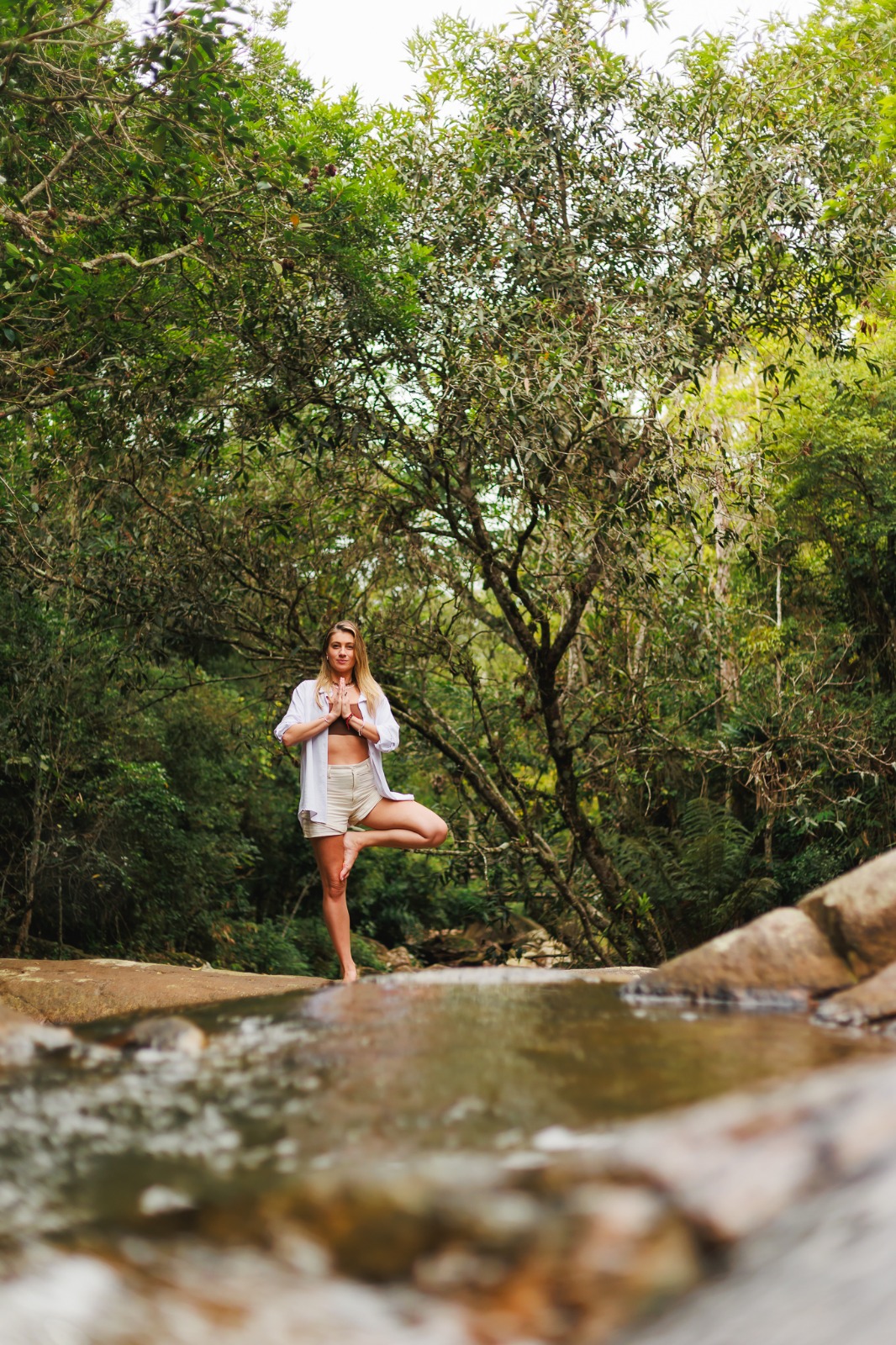 Mariana Schneider em prática de yoga na natureza